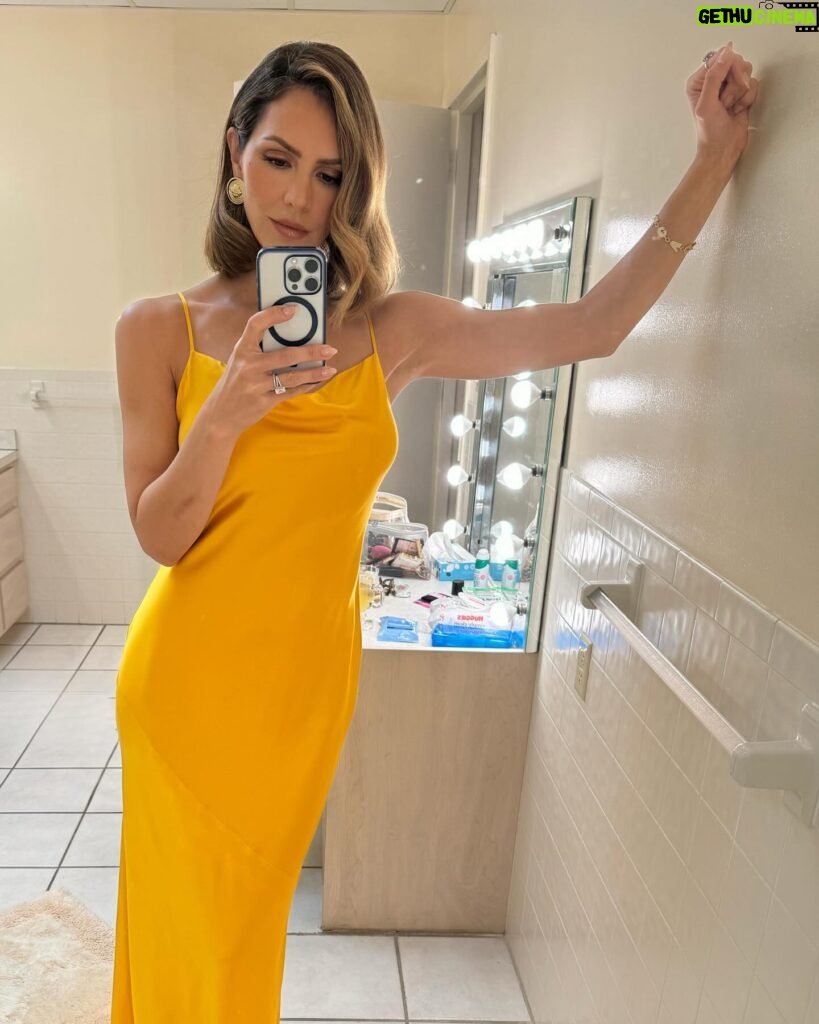Katharine McPhee Instagram - Hi from the road 👋🏽 Tennessee! I’m so happy to perform for you guys tomorrow 💛 Get your tickets now at Ticketmaster.com