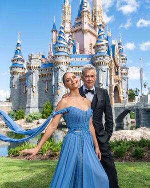 Katharine McPhee Instagram - Merry Christmas everybody! 🎅🏼 Spend your Christmas morning with us at @DisneyParks for the #DisneyChristmasCelebration! Join the festivities TODAY at 10am on @abcnetwork and stream on @Hulu. ✨