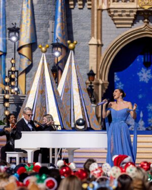 Katharine McPhee Instagram - Merry Christmas everybody! 🎅🏼 Spend your Christmas morning with us at @DisneyParks for the #DisneyChristmasCelebration! Join the festivities TODAY at 10am on @abcnetwork and stream on @Hulu. ✨