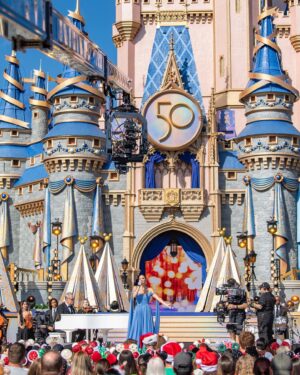 Katharine McPhee Instagram - Merry Christmas everybody! 🎅🏼 Spend your Christmas morning with us at @DisneyParks for the #DisneyChristmasCelebration! Join the festivities TODAY at 10am on @abcnetwork and stream on @Hulu. ✨