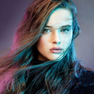 Katherine Langford Instagram - Emoting for @thewrap @corinamariephoto 🙌
with @mollyddickson @louisvuitton @brianfisherhair @sagemaitri