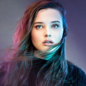 Katherine Langford Instagram - Emoting for @thewrap @corinamariephoto 🙌
with @mollyddickson @louisvuitton @brianfisherhair @sagemaitri