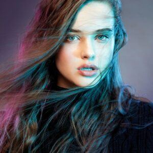 Katherine Langford Instagram - Emoting for @thewrap @corinamariephoto 🙌
with @mollyddickson @louisvuitton @brianfisherhair @sagemaitri