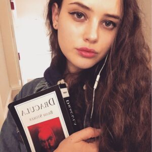 Katherine Langford Instagram - Emoting for @thewrap @corinamariephoto 🙌
with @mollyddickson @louisvuitton @brianfisherhair @sagemaitri