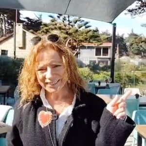 Katherine Salosny Instagram - Quizás no tienes la posibilidad de mirarlo, pero está ahí, es nuestro y creo que simboliza parte de lo que somos.

El mar es profundo, el mar es vida, el mar tiene mareas; a veces ruge, a veces está en paz. Pero siempre llega a la orilla.

Celebremos el mar que nos baña. Es nuestro, es una parte de nosotros.
@nobel_neruda 
#lavidaquemegusta
