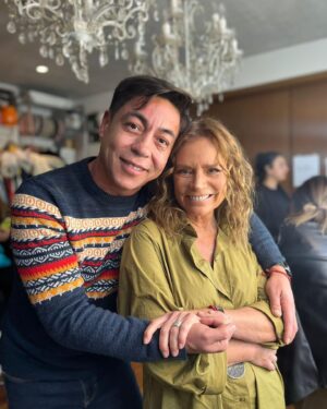 Katherine Salosny Instagram - Fue tan lindo el día de hoy reencontrarme con mis adorados @johnperez_hair y mi bella preciosa @javinicole12 ..tanta historia con cada un@ de ustedes mis bellos y mejores profesionales!! Un honor!! 

Ya sabrán de qué se trata y en qué programa 😉

El viernes pelare un poco en @mirasolfm98.7 no se pierdan los detalles 

@casatunquen 
@peluqueriaorganicaocs by Kathy Salosny en Algarrobo