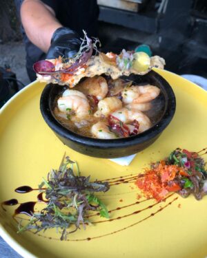 Katherine Salosny Instagram - Mi lugar favorito….mi plato favorito camarones al pil pil..ven y elige el tuyo! 
Finde del 18 abierto de jueves a martes almuerzo y cena importante que reserves tu hora 
Solo llamando!!
@casatunquen 

 56 9 9748 8028
Avisa si vienes con mascota somos animal friendly
