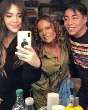 Katherine Salosny Instagram - Fue tan lindo el día de hoy reencontrarme con mis adorados @johnperez_hair y mi bella preciosa @javinicole12 ..tanta historia con cada un@ de ustedes mis bellos y mejores profesionales!! Un honor!! 

Ya sabrán de qué se trata y en qué programa 😉

El viernes pelare un poco en @mirasolfm98.7 no se pierdan los detalles 

@casatunquen 
@peluqueriaorganicaocs by Kathy Salosny en Algarrobo