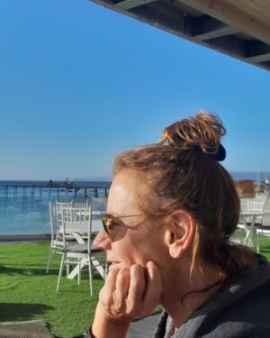 Katherine Salosny Instagram - Viviendo la previa de los panamericanos y parapanamericanos #santiago2023 

Acá en Algarrobo seremos sede de distintas categorías en deportes náuticos un escenario maravilloso con las banderas de toda América en el mar!!! Y yo celebro en el feliz!!!

Toda información en www.mirasolfm.cl nuestra señal on line 
98.7 el dial en el Litoral de los Poetas