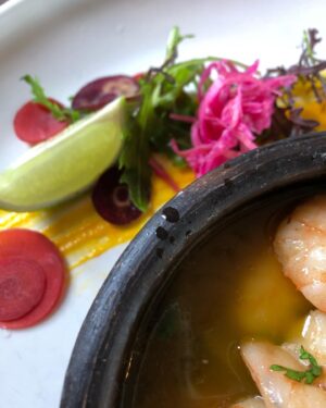 Katherine Salosny Instagram - Mi lugar favorito….mi plato favorito camarones al pil pil..ven y elige el tuyo! 
Finde del 18 abierto de jueves a martes almuerzo y cena importante que reserves tu hora 
Solo llamando!!
@casatunquen 

 56 9 9748 8028
Avisa si vienes con mascota somos animal friendly