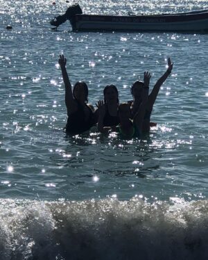 Katherine Salosny Instagram - Somos felices mujeres en Algarrobo disfrutando el mar y la buena vida ..comunidad @hotyogaalgarrobo