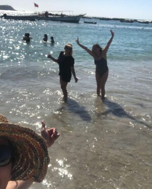 Katherine Salosny Instagram - Somos felices mujeres en Algarrobo disfrutando el mar y la buena vida ..comunidad @hotyogaalgarrobo