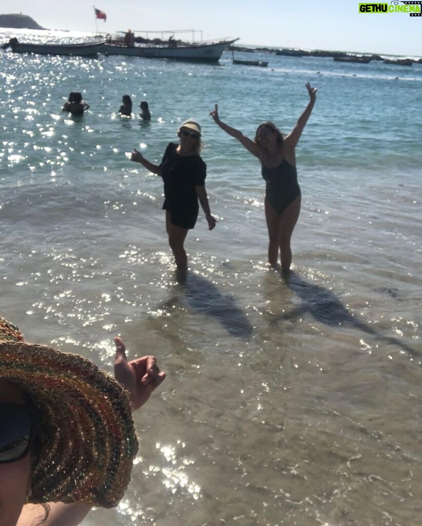 Katherine Salosny Instagram - Somos felices mujeres en Algarrobo disfrutando el mar y la buena vida ..comunidad @hotyogaalgarrobo