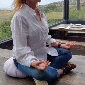 Katherine Salosny Instagram - Meditar es en los tiempos que vivimos y siempre el mejor ejercicio para la mente corazón y espíritu..la invitación es a conectar con el silencio interno y estos cojines tan especiales y hechos con tanto amor te regala una experiencia muy especial..
Cojines de meditación ecosostenibles,teñidos con pigmentos naturales como betarraga, repollo morado, cúrcuma o zanahoria. Rellenos de Cascarilla de arroz lo que te proporciona contacto a tierra o Grounding.
Mango de Cobre. 

Pide el tuyo por Instagram 
@mood.meditación