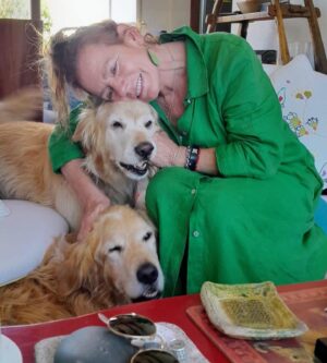 Katherine Salosny Instagram - Con mis pupos bellos queremos pedir cuidado con nuestras mascotas y seguir en la ruta de inclusión en nuestra sociedad para que sean parte protagónica en las familias de Chile !! Feliz guauuuuuu!!! El Ruso y la Sol..