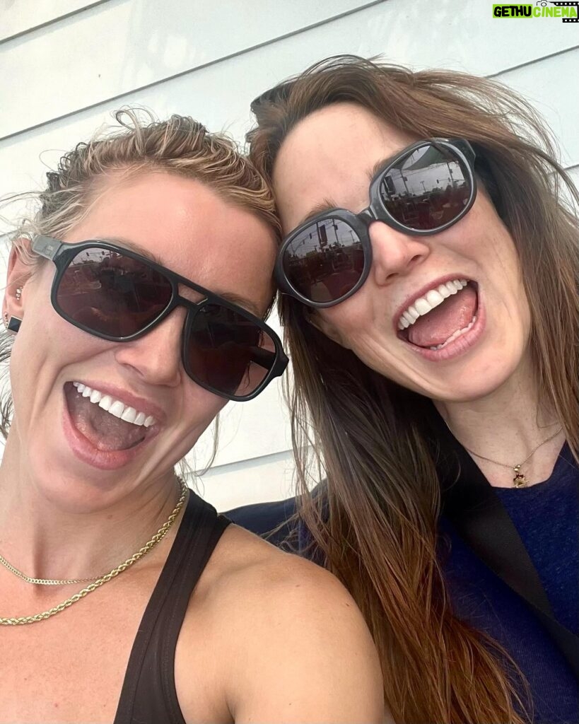 Katie Cassidy Instagram - Once a sister, always a sister. I love you, Lotzy! 💚 @CaityLotz