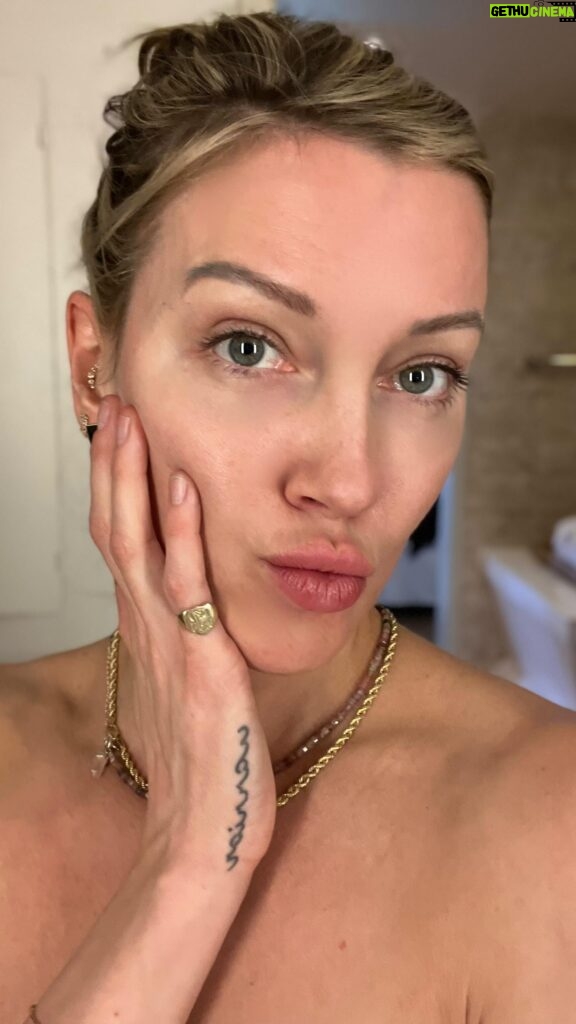 Katie Cassidy Instagram - Nothing like kicking off the new year feeling fresh faced! I recently had my second @sofwavemed treatment with @sanjaygrovermd and let me tell ya… I keep getting carded! Thank you for having me 🖤 #sofwave