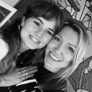 Katie Cassidy Instagram - So nice to have bumped into this beauty! @debbyryan - it’s been too long! 💕