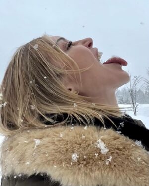 Katie Cassidy Instagram - Same Time *LAST* Year! Just me catching snowflakes in between takes 🎬🎬🎬… on a Thursday #NBD 
#TBT @stephenhuszar