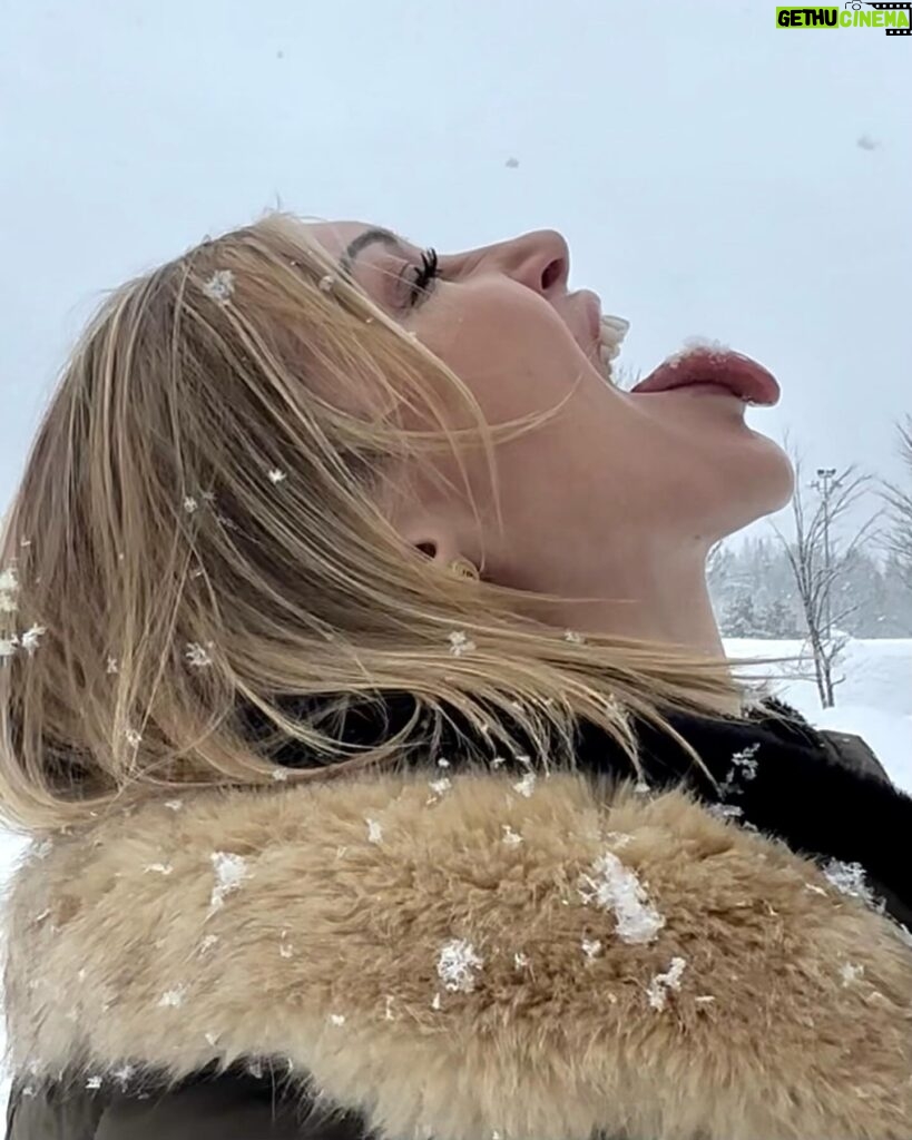 Katie Cassidy Instagram - Same Time *LAST* Year! Just me catching snowflakes in between takes 🎬🎬🎬… on a Thursday #NBD #TBT @stephenhuszar