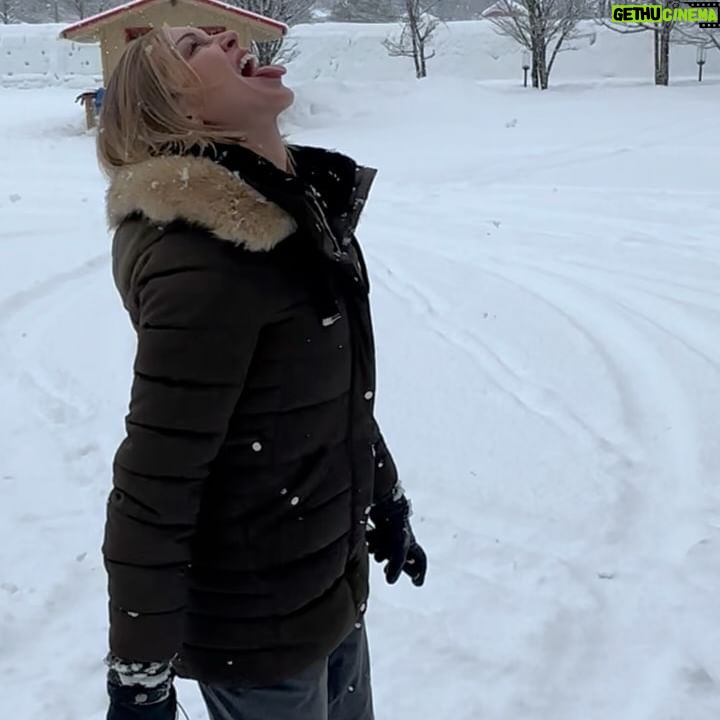 Katie Cassidy Instagram - Same Time *LAST* Year! Just me catching snowflakes in between takes 🎬🎬🎬… on a Thursday #NBD #TBT @stephenhuszar