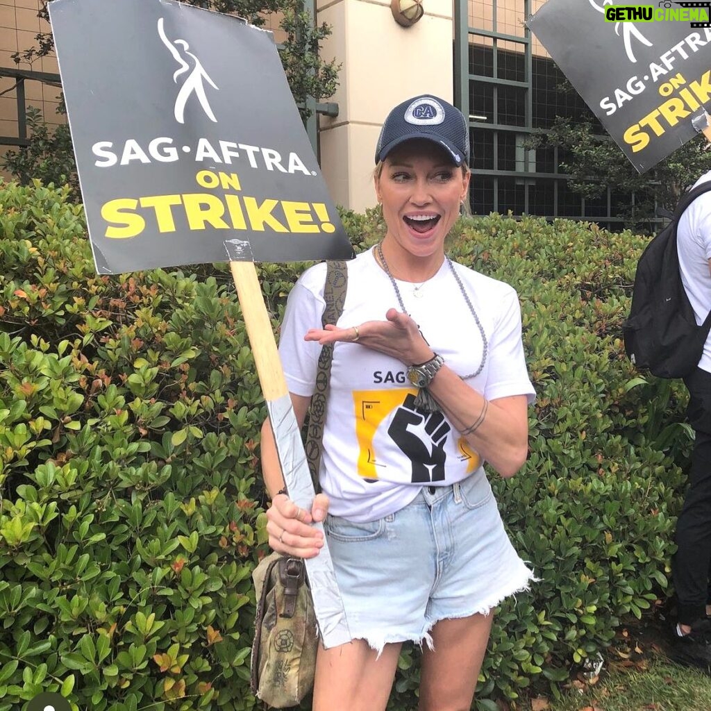 Katie Cassidy Instagram - Standing up for what we deserve! #SAGAFTRASTRONG