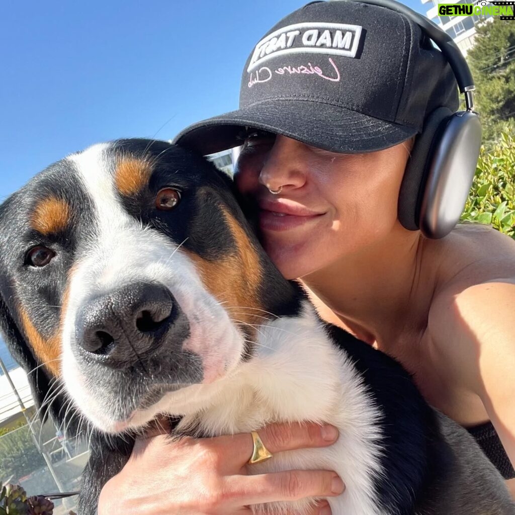 Katie Cassidy Instagram - Sending love to everyone today!!! 💕 There's nothing better than spending the day with my love, my animals, and a good sweat sesh reunion with old friends! I love my Canadians! 🥰 #HappyValentinesDay