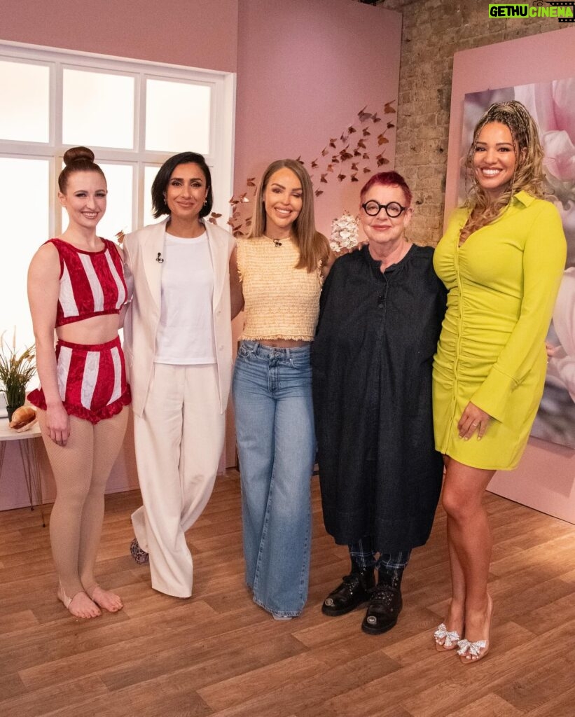 Katie Piper Instagram - It’s our first show of SERIES 3! 📺💥 See you in 25 minutes (8:25am) on @ITV where I’ll be joined by the incredible @iamnotjobrand and @itsanitarani ✨ film & tv expert @elleosiliwood and aerial artist @mollywhitehouse on @katiepipersbreakfastshow! See you soon! 💃