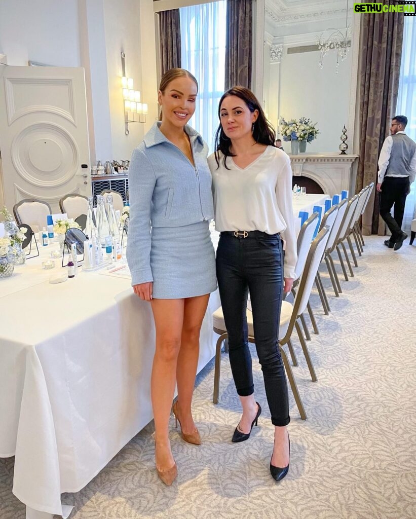 Katie Piper Instagram - Skin Confidence Masterclass with @LaRochePosay ✨ A special breakfast, a room of empowerment, solidarity and a safe space as @larocheposay continue to champion men and women to share their skin stories, plus inspiring insight and advice from @drmarinevincent So proud to work with them and use their products 🩵 Thank you @lounorthcote @skinwithsoph @sparklesandskin @its_just_acne @izzierodgers @thewrightglow @lifewithmils_ @nancy__xoxx @sophirelee @shakeel.murtaza @gracefvictory @nikkililly_ @theannaedit @medhymalanda @millyg_fit @beaheaton for coming and contributing ✨and to the La Roche team @adiedewhurst @claudia_johnston for making so incredible as always 💙 AD / Ambassdor