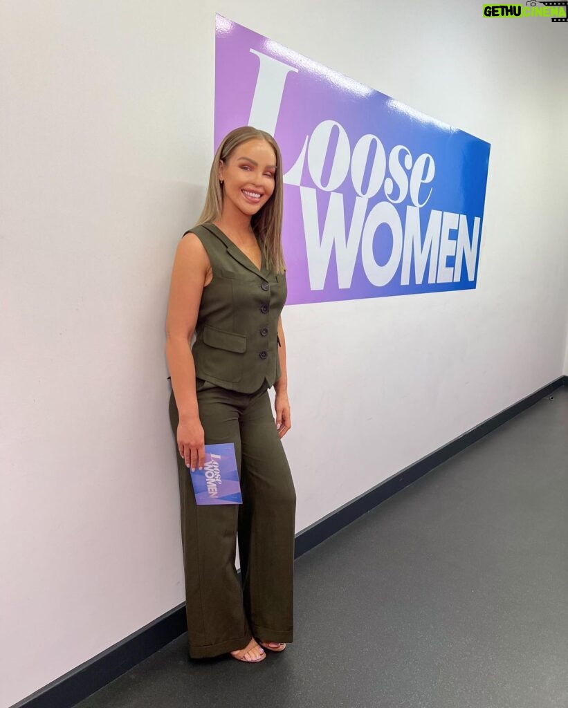 Katie Piper Instagram - What better way to start the week than with my ladies on @loosewomen 🤎 see you at 12:30pm! Feeling fresh with new hair colour by @nickylazou 💁🏼‍♀️👱🏻‍♀️🩷 💄 @toby_salvietto 💇🏼‍♀️ @mauriceflynn 👗 @mothershoppers