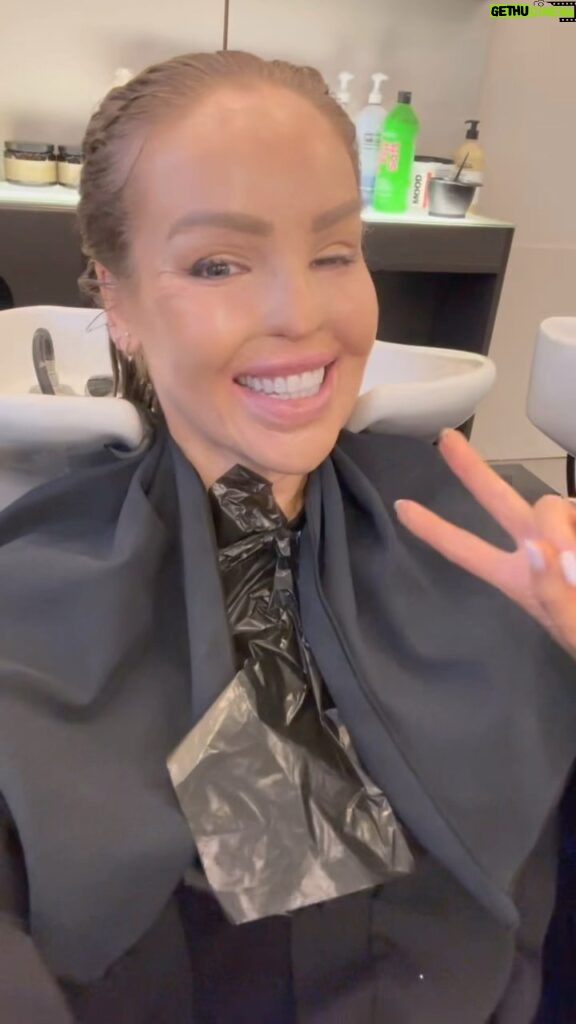 Katie Piper Instagram - @nickylazou worked her @lazou_hair magic 💫 Sun kissed golds ready for summer 💁🏼‍♀️ @nickylazouhair