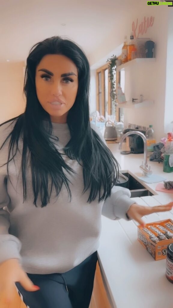 Katie Price Instagram - 😋If you haven’t tried @skinnyfoodco yet then now’s the time! Enjoy up to 90% off with code KPCYBER for the next 7 days! 🎅🏼This is valid on almost everything! They have a huge array of products from zero calorie syrups, coffee syrups, salad dressings right up to yummy snacks and sugar free products! We love them in the Pricey household and you will too xx ☕️🍫🍞🌯🍪 ad