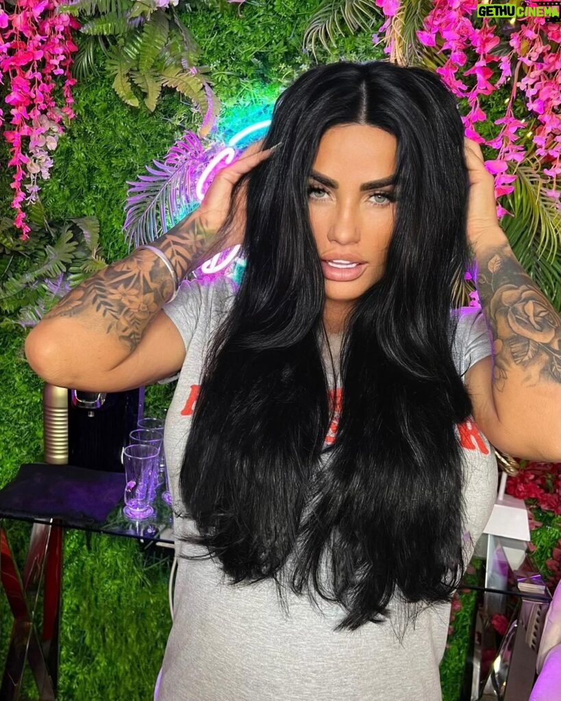 Katie Price Instagram - Don’t you just love a fresh new set of extensions 🖤 This stunning new hair is sooo thick and sleek from the incredible @extensionsdarling I’m in love! Fitted and styled perfectly as always by my girls at @lastudio1 Use my code PRICEY10 with both @extensionsdarling and @lastudio1 to get 10% off!!! Look out for the brand new colour range coming soon from Extensions Darling too, let’s just say I might need a colour change soon 😍😄 #ad