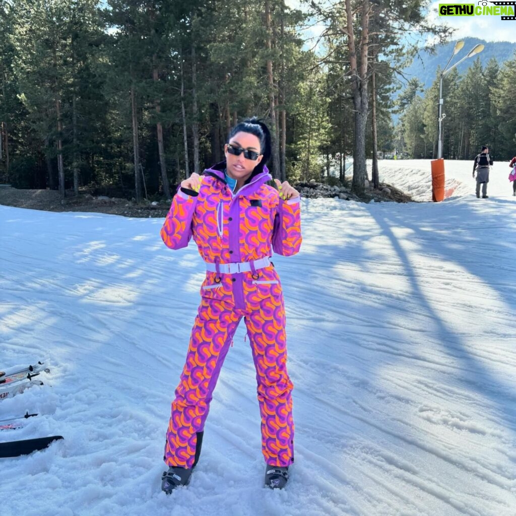 Katie Price Instagram - Absolutely loved skiing spending time with my close ones ❤️ Thankyou too @oosc_clothing for getting me ready for the slopes ⛷️