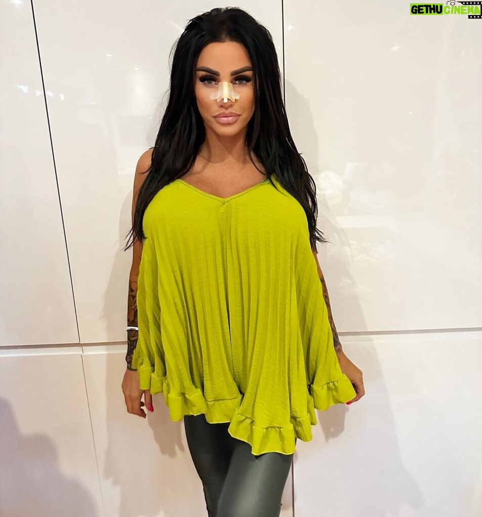 Katie Price Instagram - Loving green for summer 🍏🍐🥝🥦🥬🥒 wearing @jyylondon ad