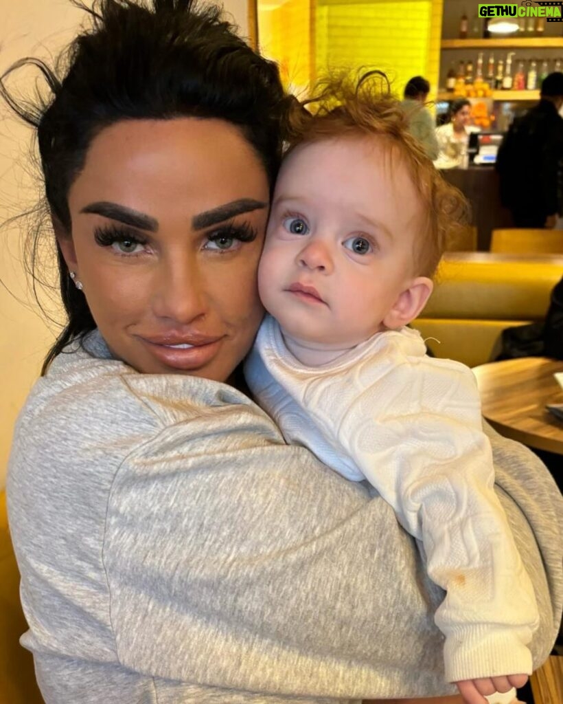 Katie Price Instagram - Natural mummy with my god daughter to be @lou_andersonroy ❤️❤️