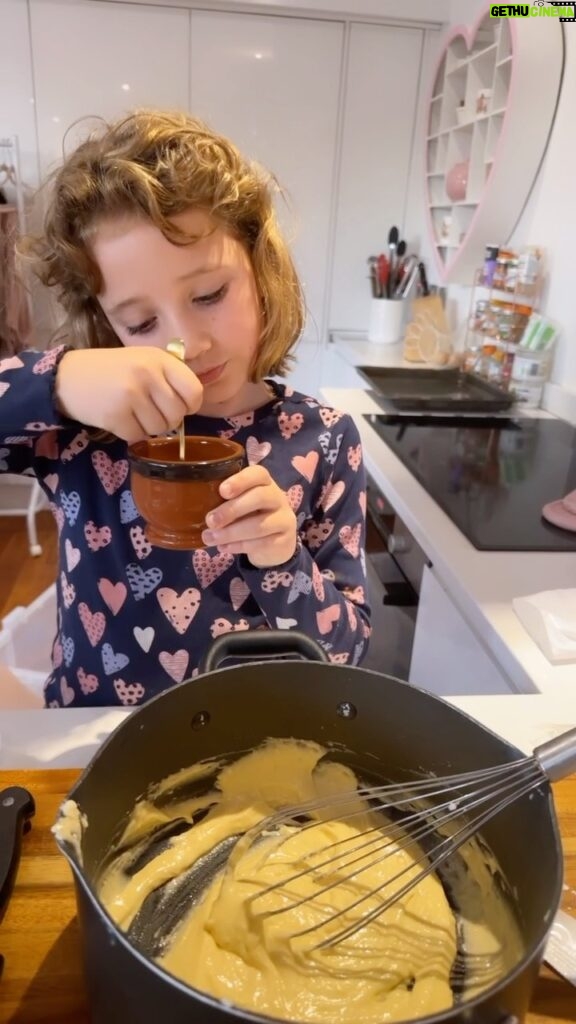 Katie Price Instagram - Me and buns making heart shaped cakes tonight ❤️ they were so good that we forgot to take an after video 😩 yummy in our tummies x