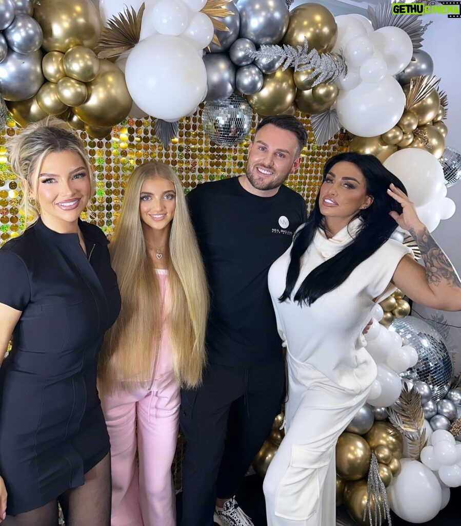 Katie Price Instagram - Had such a fun night at our Edinburgh masterclass 🩷 Thank you @neilmacleanhairstudio for hair and @joannawindrammua for makeup Backdrop and balloons from @partyyevent