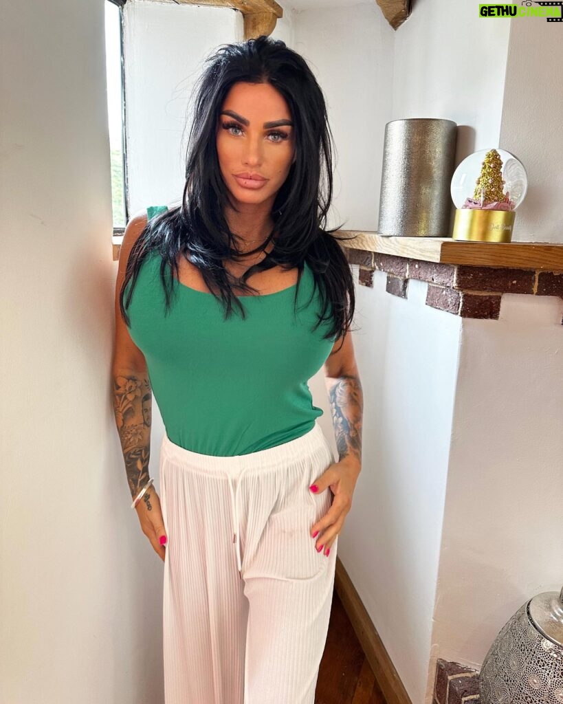 Katie Price Instagram - Loving green at the minute..and my roast dinner down my trousers 😩😂 full outfit from @jyylondon of course 💚💚💚 ad