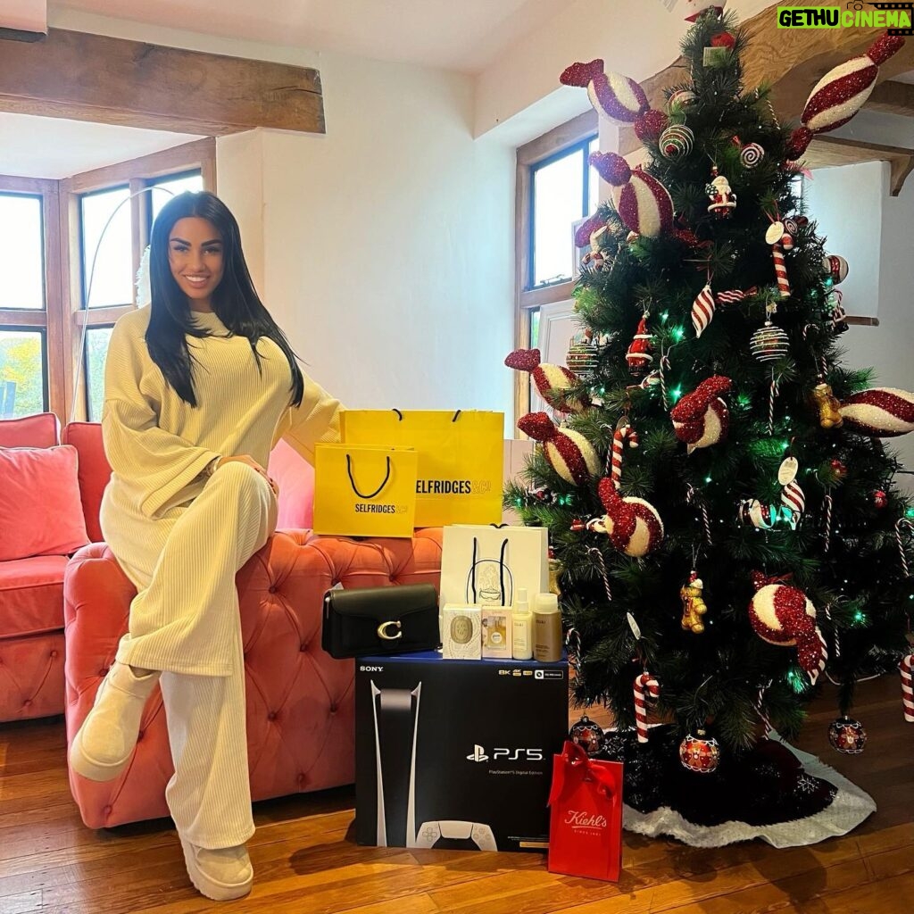 Katie Price Instagram - 🎉 IT’S BEGINNING TO LOOK A LOT LIKE CHRISTMAS 🎄😍🎁 I’ve teamed up with @collabhouseuk to carefully pick some XMAS goodie for you all!💖 . How to enter👇🏻 . 1️⃣ Follow @collabhouseuk and EVERYONE THEY ARE FOLLOWING (Takes 10 seconds) . 2️⃣ Tag a friend. . 3️⃣ Share on story for bonus entry . Winner will be announced on the 17th of December 2023 🙌🏻 . T&C’s apply DISCLAIMER: This competition is in no way affiliated with the brands above or Instagram {AD}