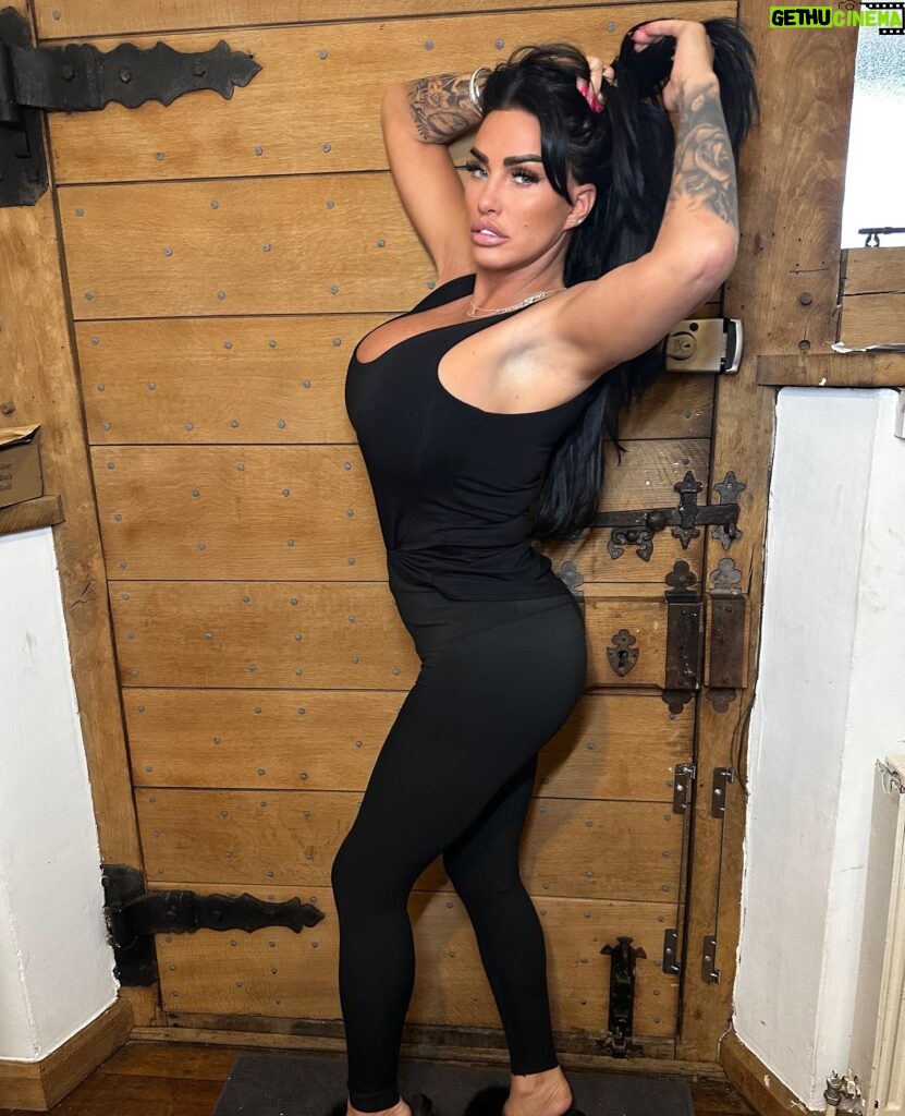 Katie Price Instagram - Never underestimate the pricey 😉 £12 viral slimming leggings @jyyldn 🔥 sizes 6 to 20 girls trust me with these leggings you’ll want all the colours ❤️ ad