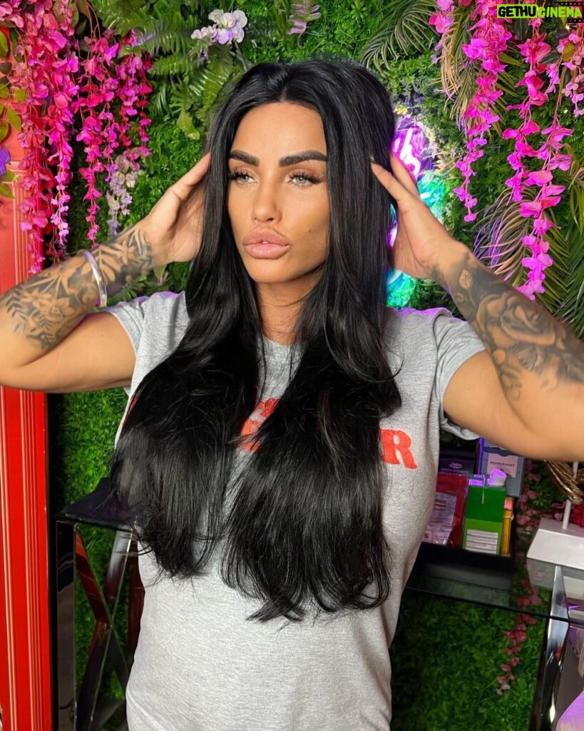 Katie Price Instagram - Don’t you just love a fresh new set of extensions 🖤 This stunning new hair is sooo thick and sleek from the incredible @extensionsdarling I’m in love! Fitted and styled perfectly as always by my girls at @lastudio1 Use my code PRICEY10 with both @extensionsdarling and @lastudio1 to get 10% off!!! Look out for the brand new colour range coming soon from Extensions Darling too, let’s just say I might need a colour change soon 😍😄 #ad