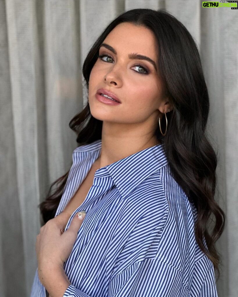 Katie Stevens Instagram - mama’s still got it 🎀 the only way I look this good at 7 am is with the help of some glam wizards like @scottkinghair and @katrinakleinmakeup ✨