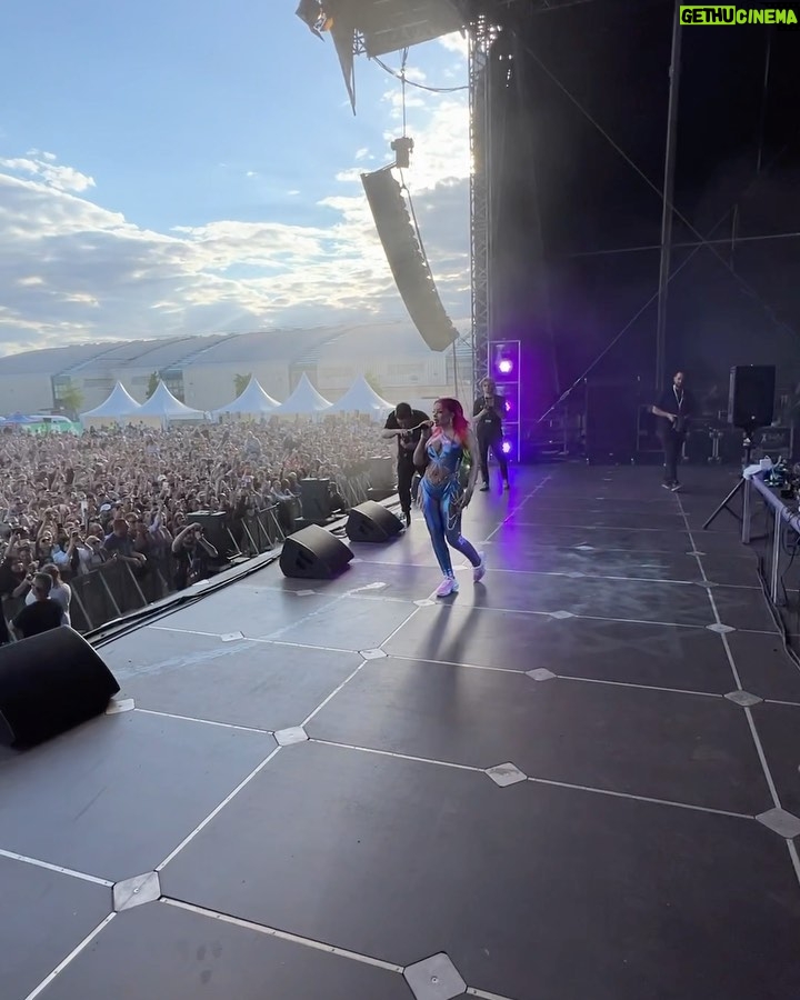 Katja Krasavice Instagram - Gestern vor 15.000 Menschen ABGERISSEN!!! Danke Karlsruhe 🔥 Meine 4 Tänzer/innen und ich haben für euch die Festival Stage brennen lassen 😛🌈🍑💦