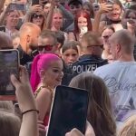 Katja Krasavice Instagram - Wie krass war das bitte!? 👀 Die SUGARMAMI Getränke-Tour hat ALLES auseinander genommen!!! Zwischen krassen Eskalationen mit Taunsenden Menschen, Polizeieinsätzen, Lahmgelegten Städten und gaaanz viel SUGARMAMI 🍒💦 Von dieser Getränke-Tour werde ich noch viele Jahre erzählen es war wie in einem Film 👀 Ich habe mit allem gerechnet aber nicht damit dass ihr so ausrastet auf @sugarmami.official 😍 Ich freue mich so krass dass mein Softdrink so gut bei euch ankommt und euch so schmeckt 🤤💦 Danke für eure Liebe und eure Geschenke - ihr seid die krassesten keiner kann euch toppen 🫶🏽