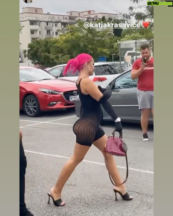 Katja Krasavice Instagram - Wie krass war das bitte!? 👀 Die SUGARMAMI Getränke-Tour hat ALLES auseinander genommen!!! Zwischen krassen Eskalationen mit Taunsenden Menschen, Polizeieinsätzen, Lahmgelegten Städten und gaaanz viel SUGARMAMI 🍒💦 Von dieser Getränke-Tour werde ich noch viele Jahre erzählen es war wie in einem Film 👀 Ich habe mit allem gerechnet aber nicht damit dass ihr so ausrastet auf @sugarmami.official 😍 Ich freue mich so krass dass mein Softdrink so gut bei euch ankommt und euch so schmeckt 🤤💦 Danke für eure Liebe und eure Geschenke - ihr seid die krassesten keiner kann euch toppen 🫶🏽