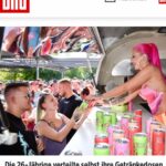 Katja Krasavice Instagram - Wie krass war das bitte!? 👀 Die SUGARMAMI Getränke-Tour hat ALLES auseinander genommen!!! Zwischen krassen Eskalationen mit Taunsenden Menschen, Polizeieinsätzen, Lahmgelegten Städten und gaaanz viel SUGARMAMI 🍒💦 Von dieser Getränke-Tour werde ich noch viele Jahre erzählen es war wie in einem Film 👀 Ich habe mit allem gerechnet aber nicht damit dass ihr so ausrastet auf @sugarmami.official 😍 Ich freue mich so krass dass mein Softdrink so gut bei euch ankommt und euch so schmeckt 🤤💦 Danke für eure Liebe und eure Geschenke - ihr seid die krassesten keiner kann euch toppen 🫶🏽