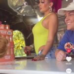 Katja Krasavice Instagram - Wie krass war das bitte!? 👀 Die SUGARMAMI Getränke-Tour hat ALLES auseinander genommen!!! Zwischen krassen Eskalationen mit Taunsenden Menschen, Polizeieinsätzen, Lahmgelegten Städten und gaaanz viel SUGARMAMI 🍒💦 Von dieser Getränke-Tour werde ich noch viele Jahre erzählen es war wie in einem Film 👀 Ich habe mit allem gerechnet aber nicht damit dass ihr so ausrastet auf @sugarmami.official 😍 Ich freue mich so krass dass mein Softdrink so gut bei euch ankommt und euch so schmeckt 🤤💦 Danke für eure Liebe und eure Geschenke - ihr seid die krassesten keiner kann euch toppen 🫶🏽