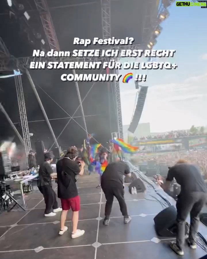 Katja Krasavice Instagram - Gestern vor 15.000 Menschen ABGERISSEN!!! Danke Karlsruhe 🔥 Meine 4 Tänzer/innen und ich haben für euch die Festival Stage brennen lassen 😛🌈🍑💦