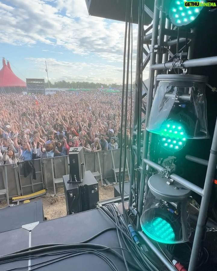 Katja Krasavice Instagram - Gestern vor 15.000 Menschen ABGERISSEN!!! Danke Karlsruhe 🔥 Meine 4 Tänzer/innen und ich haben für euch die Festival Stage brennen lassen 😛🌈🍑💦